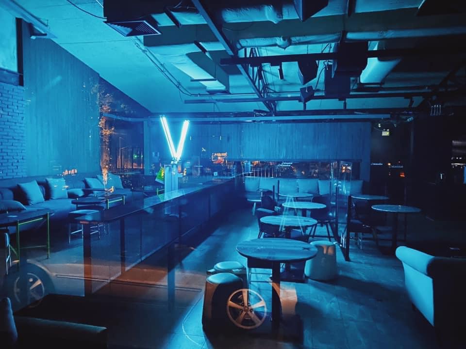 นั่งเล่นเอกมัย