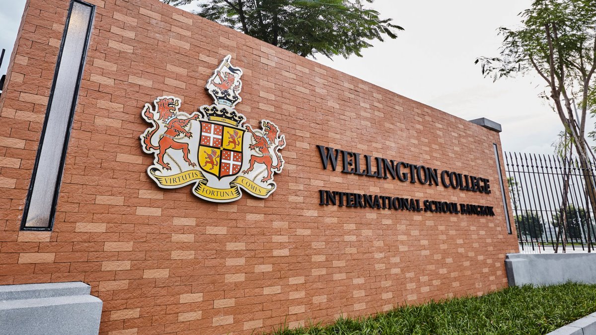 ออกแบบพื้นที่ตรงทางเดิน (Corridor) ยังไงให้ไม่มีเสียงก้องในห้องโถง ที่โรงเรียนนานาชาติ Wellington College